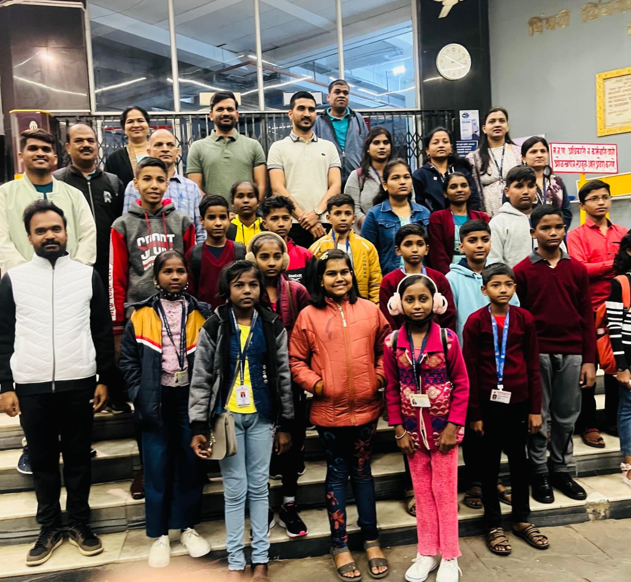 पिंपरी चिंचवड महापालिका शाळेतील १९ विद्यार्थी भारत दर्शनासाठी रवाना..!