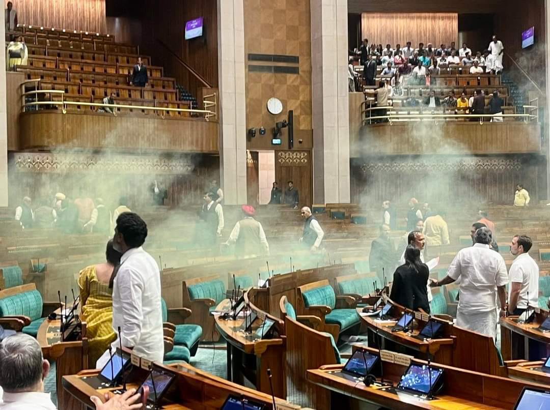 दोन अज्ञात संसदेत घुसले, कामकाजादरम्यान खासदारांच्या बाकांवरून उड्या मारत सोडला पिवळा धूर..!