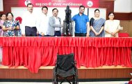 गोल्डमॅन प्रशांतदादा सपकाळ फाउंडेशनतर्फे बाबुरावजी घोलप महाविद्यालयास व्हीलचेअर भेट