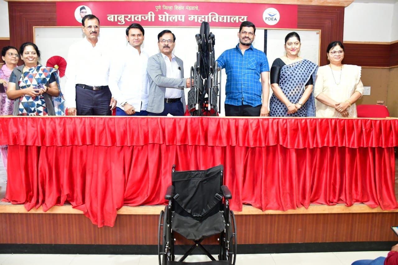 गोल्डमॅन प्रशांतदादा सपकाळ फाउंडेशनतर्फे बाबुरावजी घोलप महाविद्यालयास व्हीलचेअर भेट