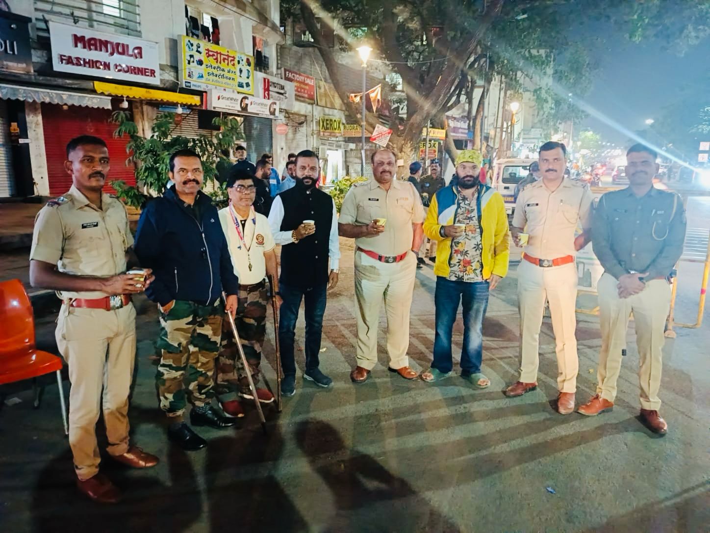 पोलीस फ्रेन्ड्स वेलफेअरच्या वतीने ३१ डिसेंबरच्या रात्री मोफत दूध वाटप