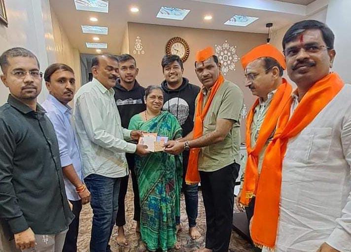 अयोध्येतून आलेल्या मंगल अक्षता व निमंत्रणाचे भाजप शहराध्यक्ष शंकर जगतापांनी घरोघरी केले वाटप