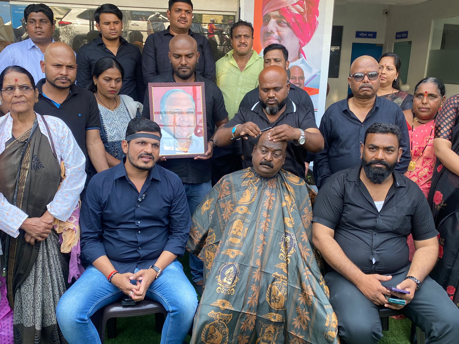 पिंपरीत मुंडन करत शरद पवार गटाकडून निवडणूक आयोगासह भाजपचा निषेध