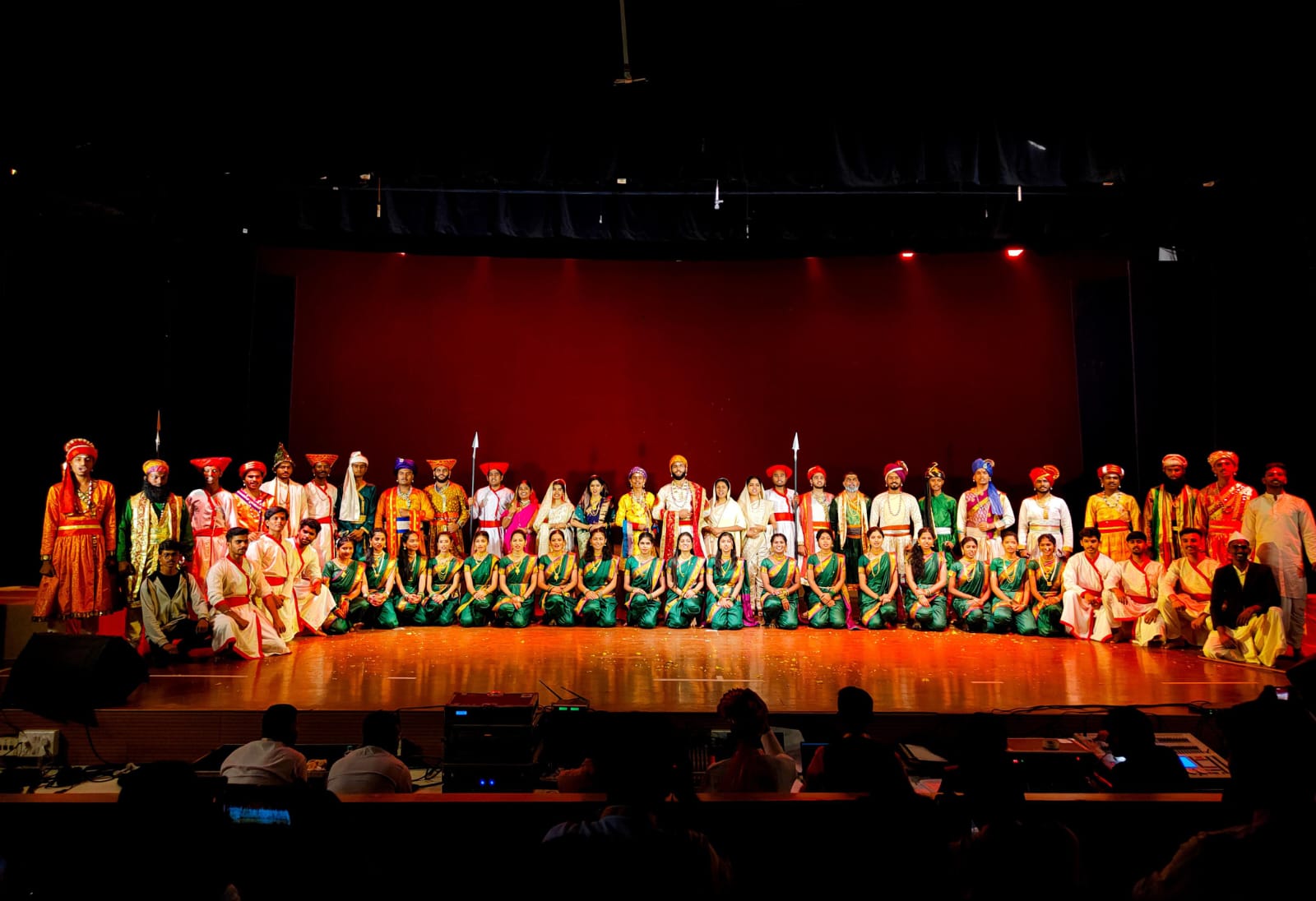 डी.वाय.पाटील कॉलेजच्या विद्यार्थ्यांनी दिली महानाट्यातून महाराजांना मानवंदना..!