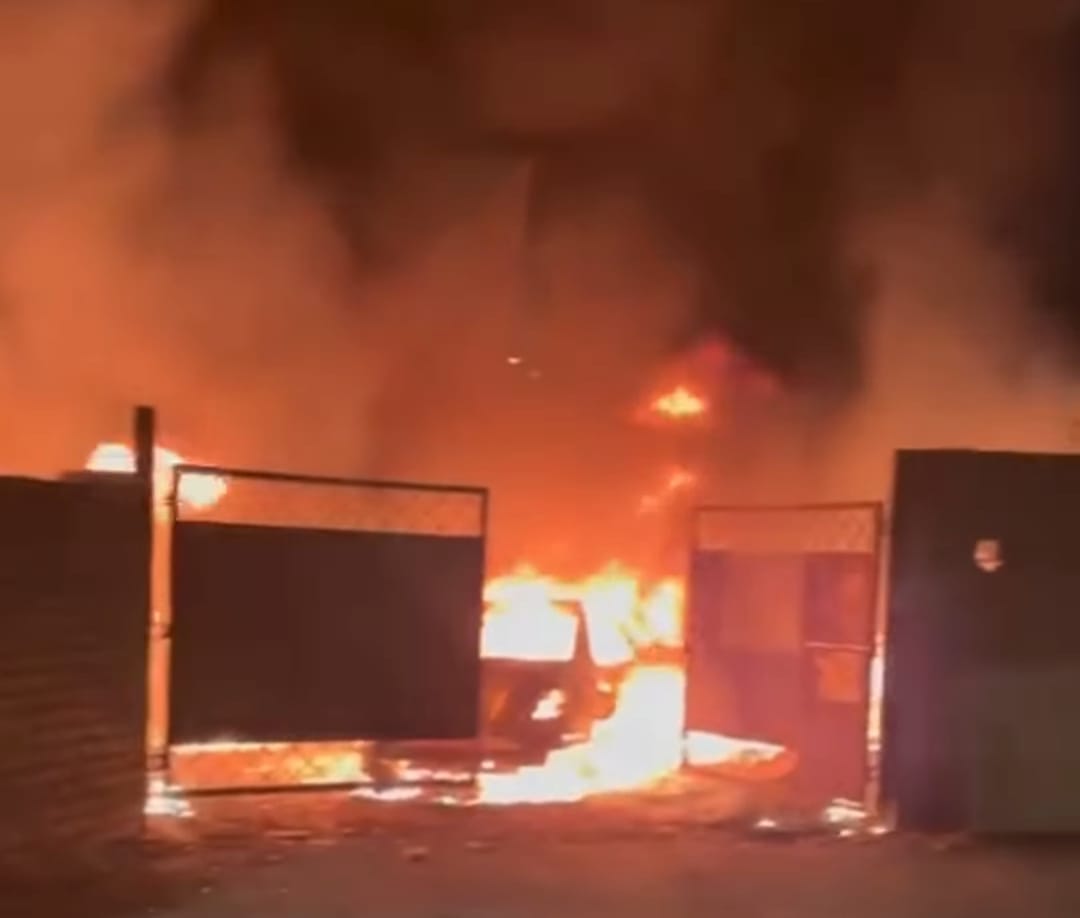 बिबवेवाडीमध्ये गॅरेजला आग; बीएमडब्ल्यु, मर्सिडीज, रेंज रोव्हरसह १७ चारचाकी वाहने जळून खाक