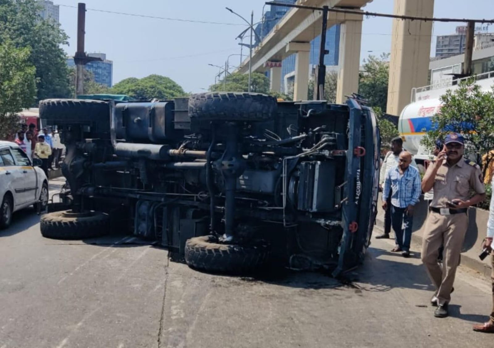 पिंपरीत भारतीय सैन्य दलाच्या वाहनाचा अपघात