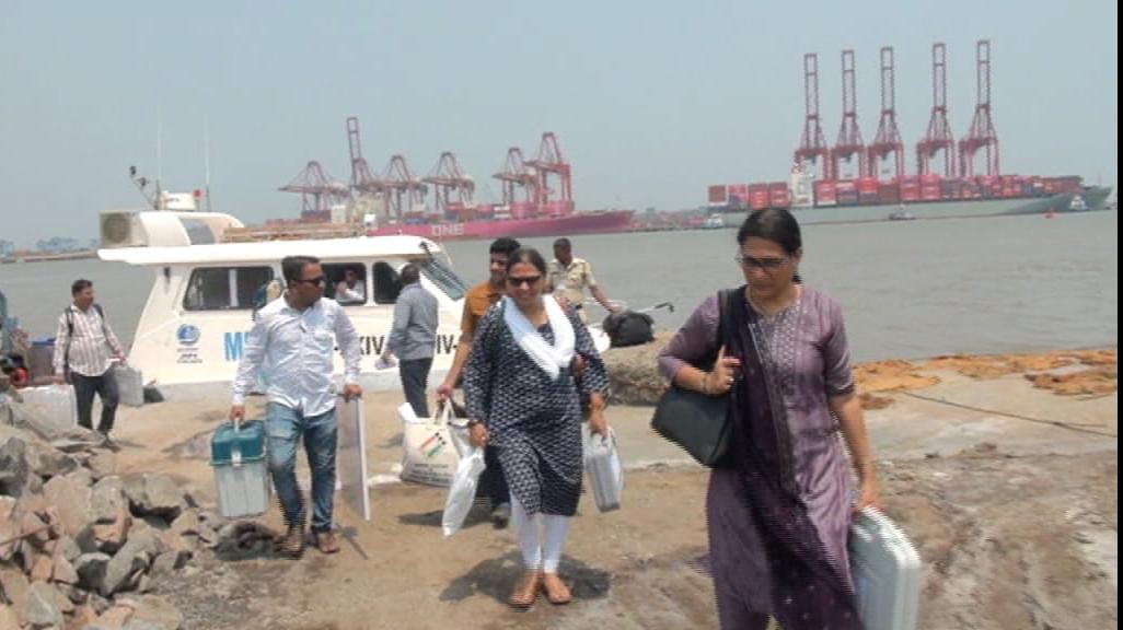 मावळ लोकसभा: घारापुरी मतदान केंद्रावर पोहोचण्यासाठी कर्मचाऱ्यांचा बोटीतून प्रवास