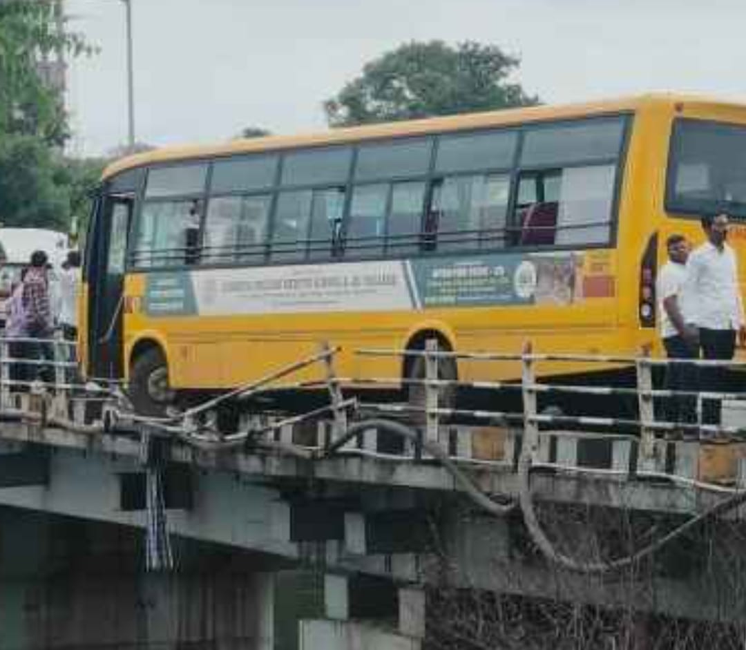 इंद्रायणी नदीच्या पुलावर स्कूल बसचा अपघात; स्थानिकांच्या सतर्कतेमुळे ७० शाळकरी मुले बचावली