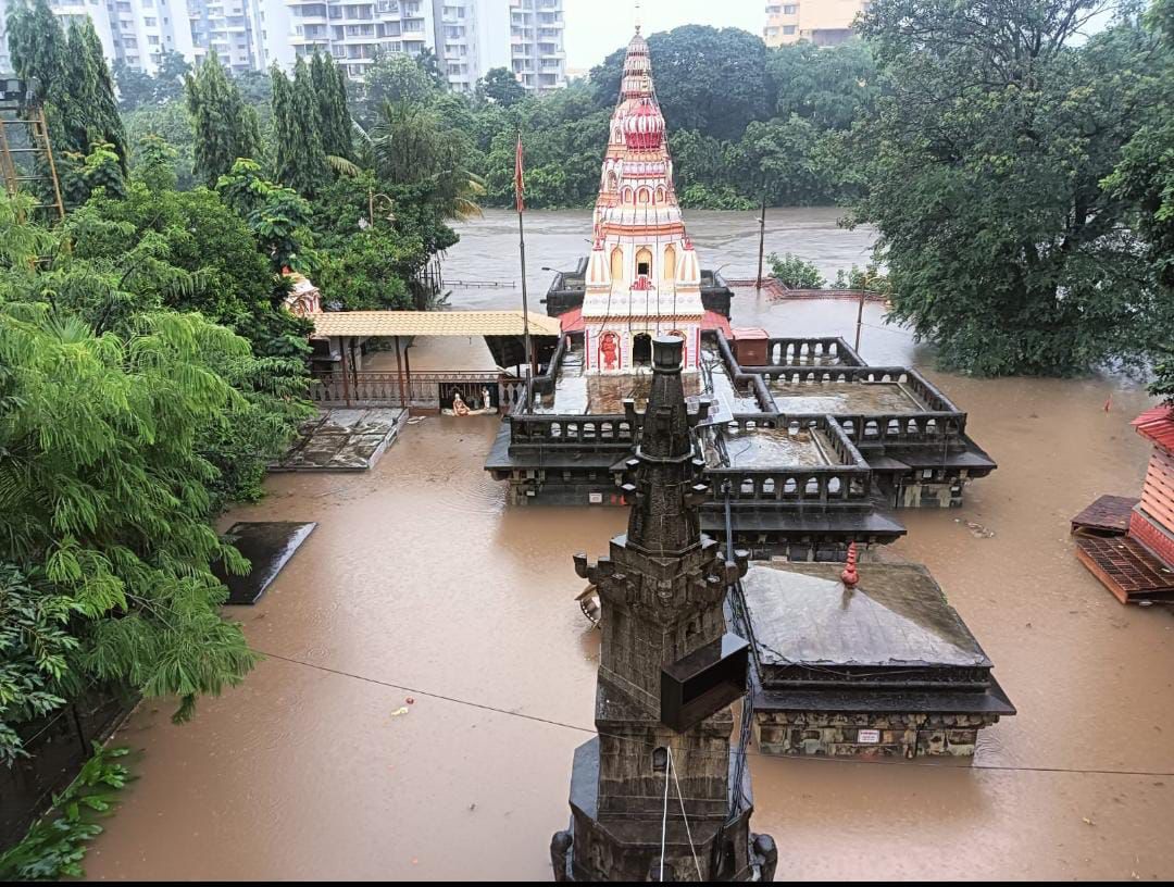 चिंचवड गावातील मोरया गोसावी मंदिर पाण्यात..