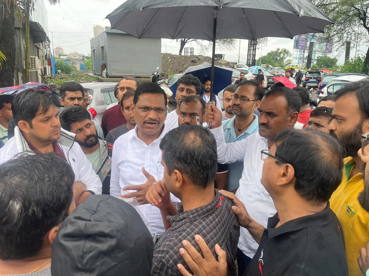 पिंपरी-चिंचवडमधील नागरिकांना मदत कार्य करण्यासाठी भाजप शहराध्यक्ष शंकर जगताप 