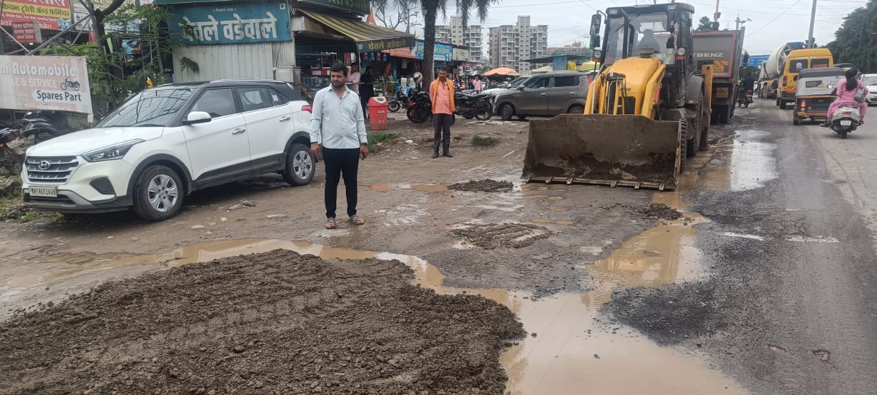 किवळे येथील मुकाई चौक ते विकासनगर रस्त्यावरील खड्डे तातडीने बुजवले; शिवसेना शहरप्रमुख निलेश तरस यांचा पुढाकार