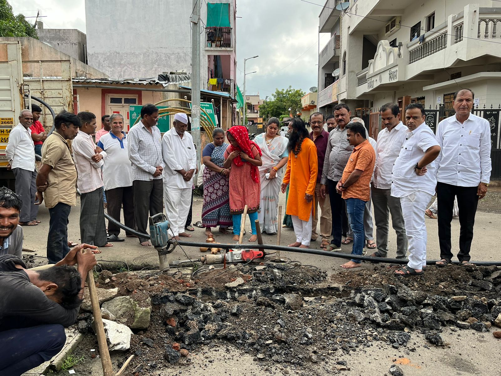 रूपीनगरमधील रूपी हौसिंग सोसायटीचा ‘अंधकार संपला’; नवीन मुख्य वीजवाहिनी टाकण्याचे काम सुरू