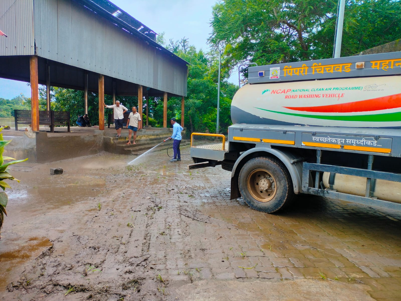 पूराचे पाणी ओसरल्यानंतर महापालिकेच्या वतीने स्वच्छतेचे काम युद्धपातळीवर सुरू