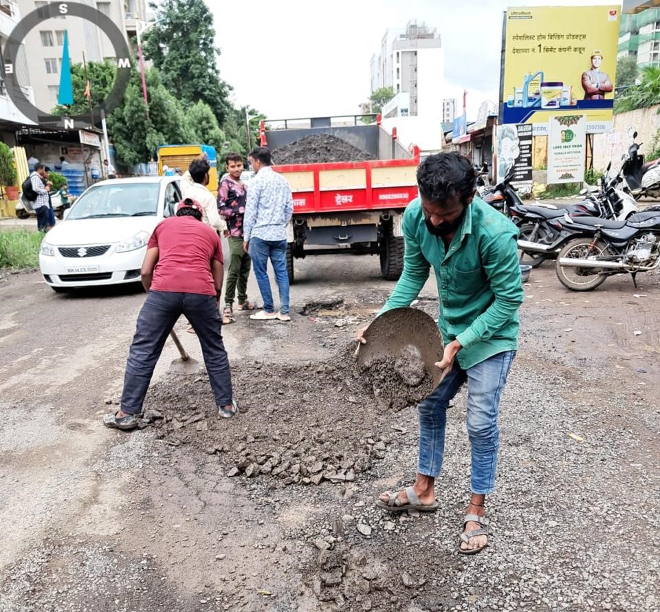 शहरातील खड्डे बुजविण्याचे काम युद्धपातळीवर सुरू; ९८९ खड्डे बुजविल्याचा महापालिकेचा दावा