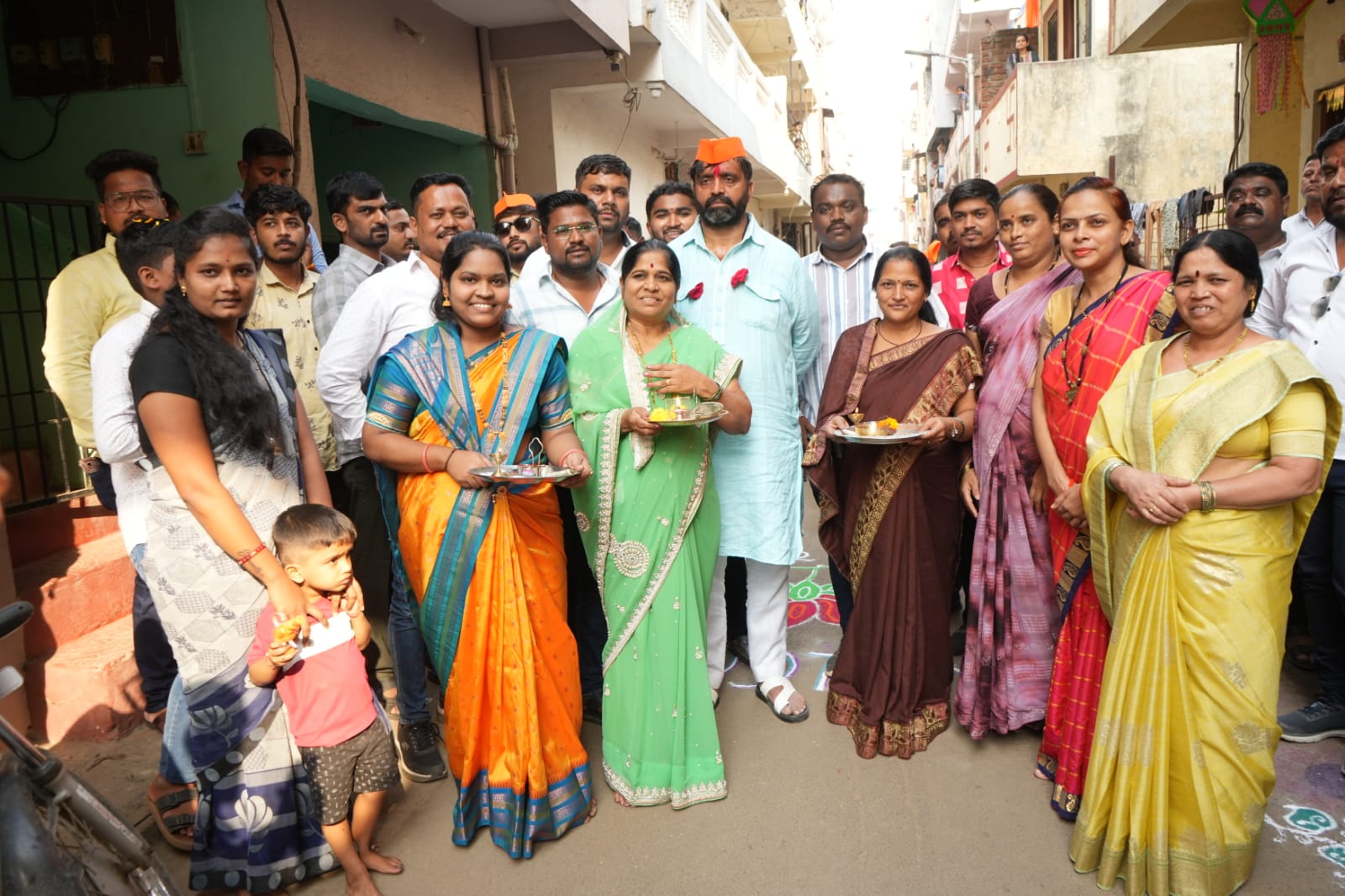 दिवाळीचे औचित्य साधून आमदार महेश लांडगे यांचा नागरिकांशी संवाद आणि घेतले ज्येष्ठांचे आशीर्वाद