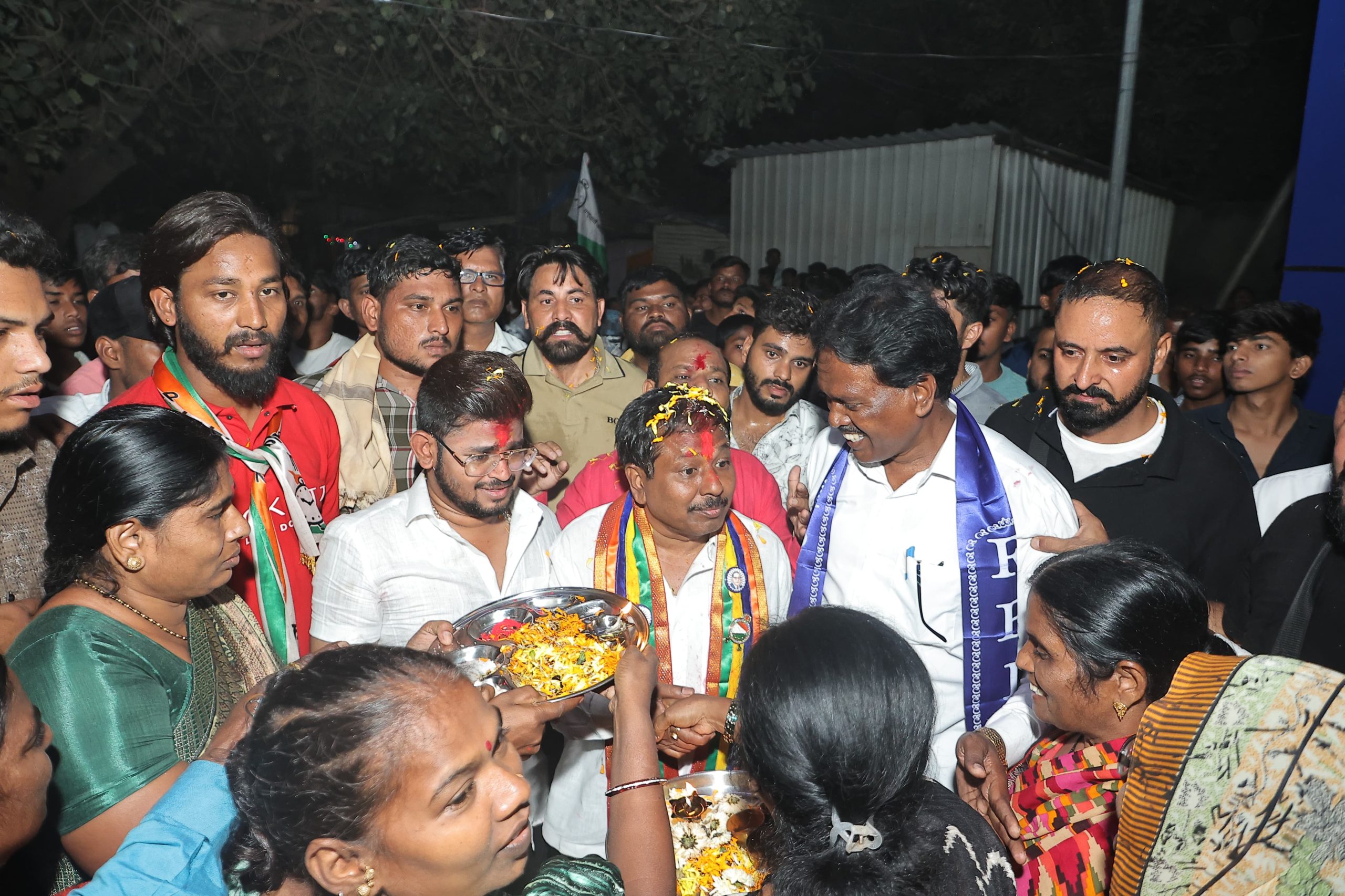 लिंक रोड, चिंचवड स्टेशन, आनंदनगर येथे आमदार अण्णा बनसोडे यांची पदयात्रा; ढोल ताशाच्या गजरात मिरवणूक, फुलांची उधळण करत स्वागत अन् औक्षण करत माता-भगिनींनी दिले आशीर्वाद