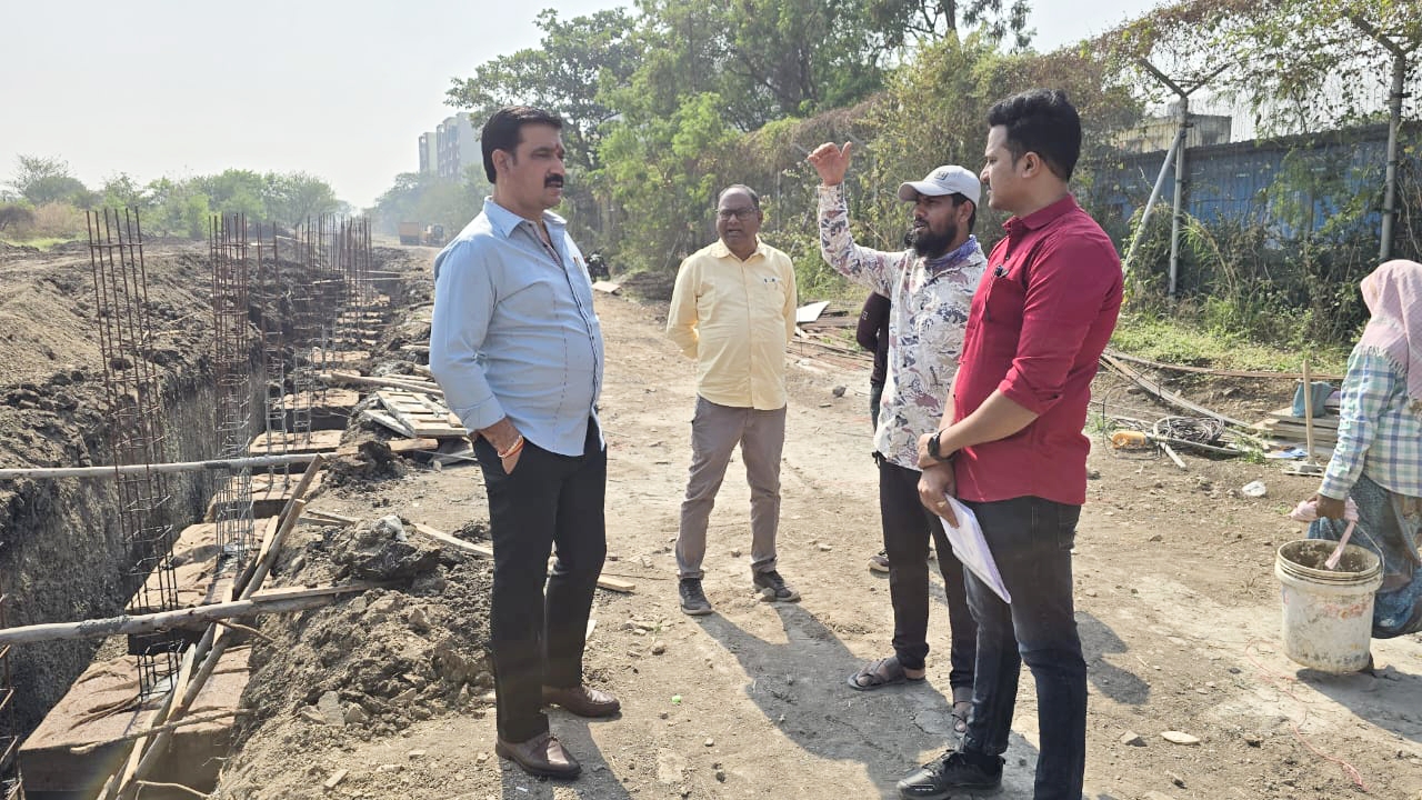 पिंपळे सौदागर येथील संरक्षण खात्याच्या ताब्यातील डी.पी.रस्त्याच्या कामाची माजी विरोधी पक्षनेते नाना काटे यांच्याकडून पाहणी