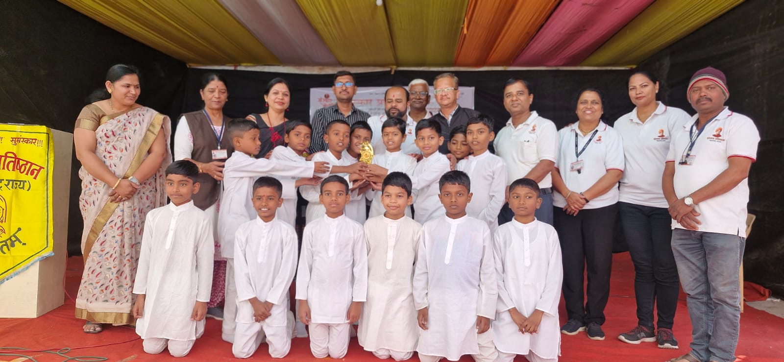 आंतरशालेय समूहगीत स्पर्धेत आकुर्डीतील श्री सरस्वती प्राथमिक विद्यामंदिरच्या मुलांचा प्रथम, तर मुलींचा द्वितीय क्रमांक