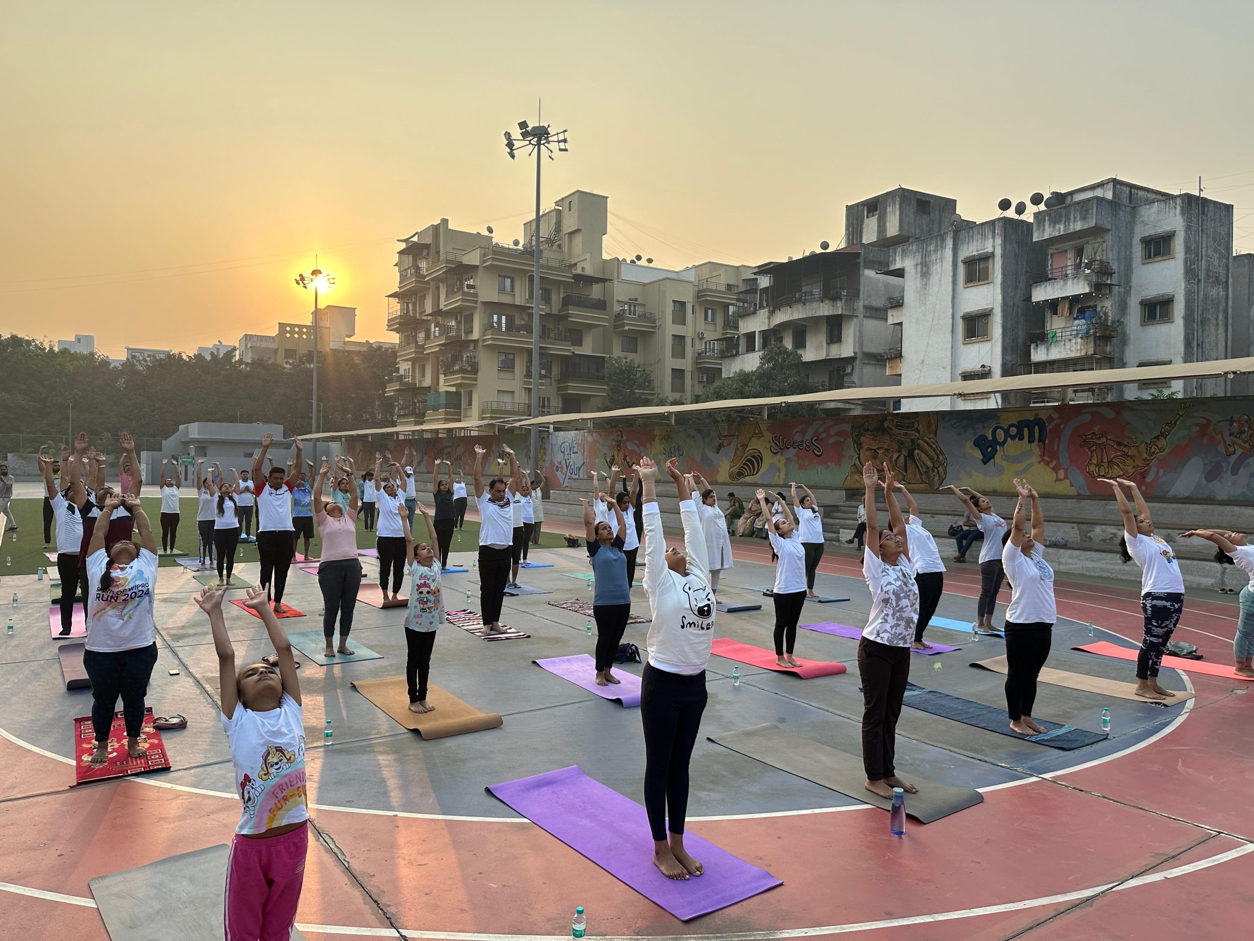 पिंपळे सौदागर येथे शत्रुघ्न काटे युथ फाउंडेशन आणि योगांजली स्टुडिओच्या वतीने सामूहिक सूर्यनमस्कार