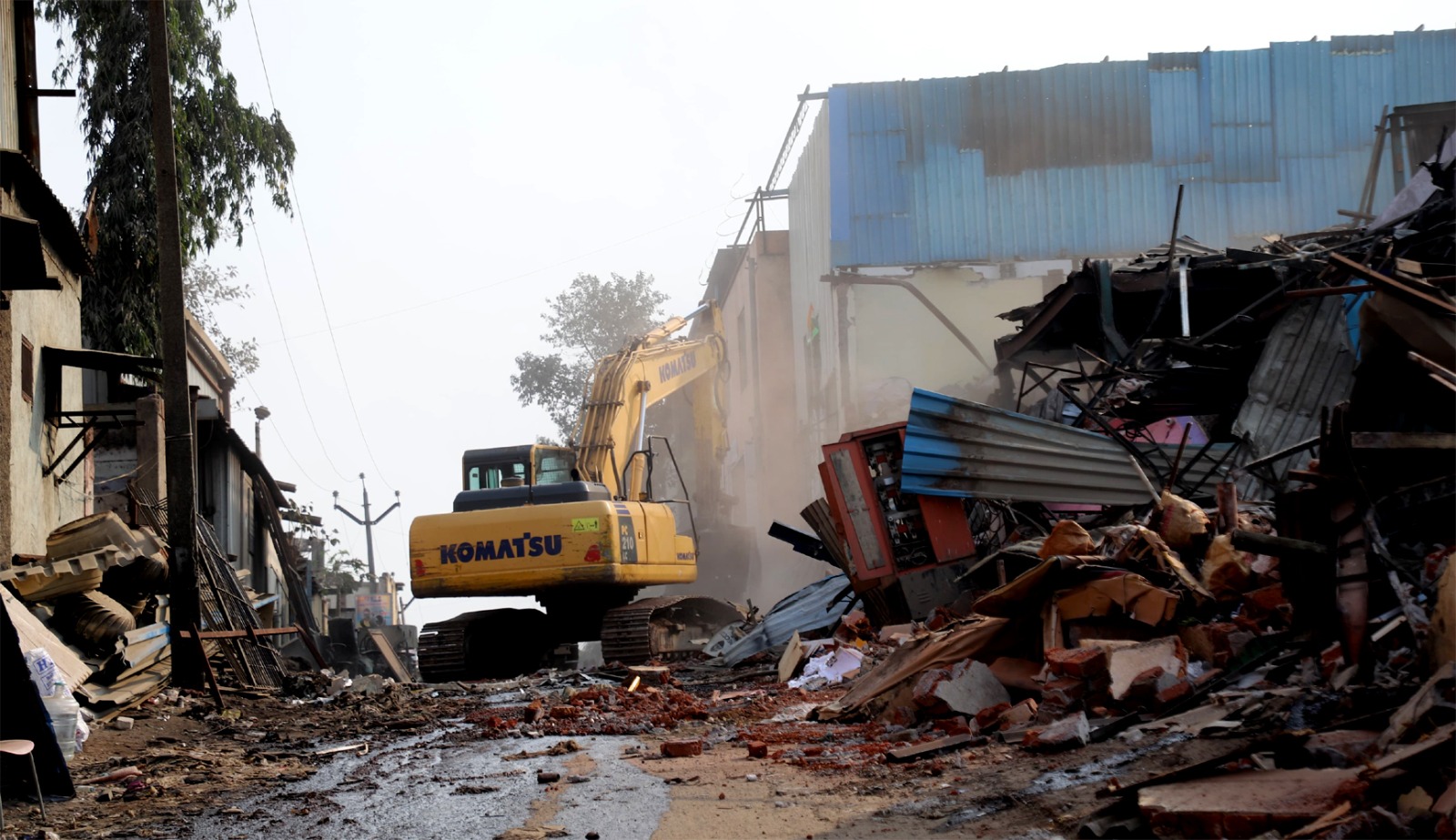 कुदळवाडीत सलग तिसऱ्या दिवशीही महापालिकेची कारवाई; ६८२ अनधिकृत भंगार दुकाने, पत्राशेडवर बुलडोझर