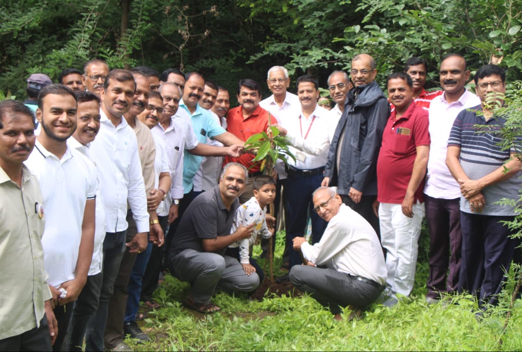 संघवी केशरी महाविद्यालयाचे माजी प्राचार्य दिवंगत एल.बी.सुरवसे यांच्या प्रथम पुण्यतिथी दिनानिमित्त माजी विद्यार्थ्यांकडून वृक्षारोपण