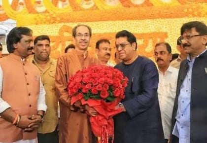 उद्धव ठाकरेंच्या वाढदिवसानिमित्त राज ठाकरे मातोश्रीवर..!