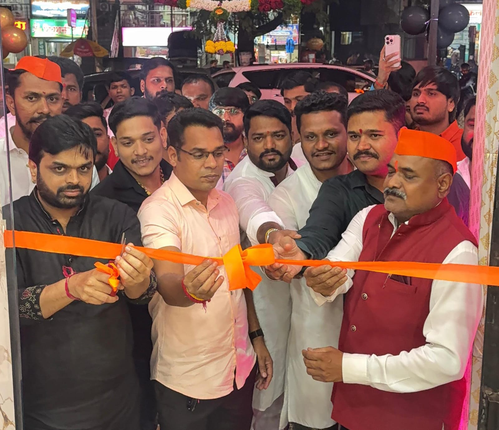 देहूत 'श्रीराम फॅशन हब' किड्स-मेन्स वेअरचे उद्घाटन