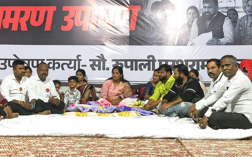 मोशी परिसरातील प्रलंबित रस्त्यांच्या कामासाठी शिवसेना महिला शहरप्रमुख रूपाली आल्हाट यांचे आमरण उपोषण सुरू