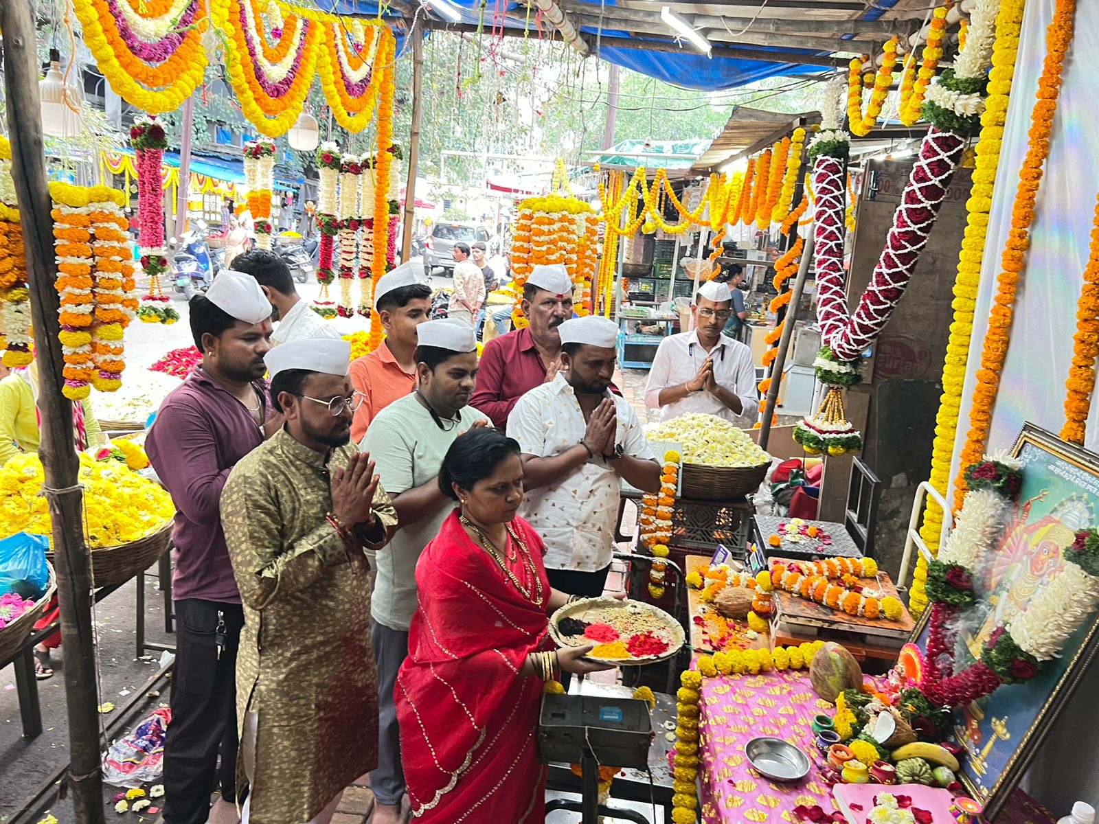 पिंपरीत फुल विक्रेत्या व्यापाऱ्यांकडून 'घबाडषष्टी' उत्साहात साजरी