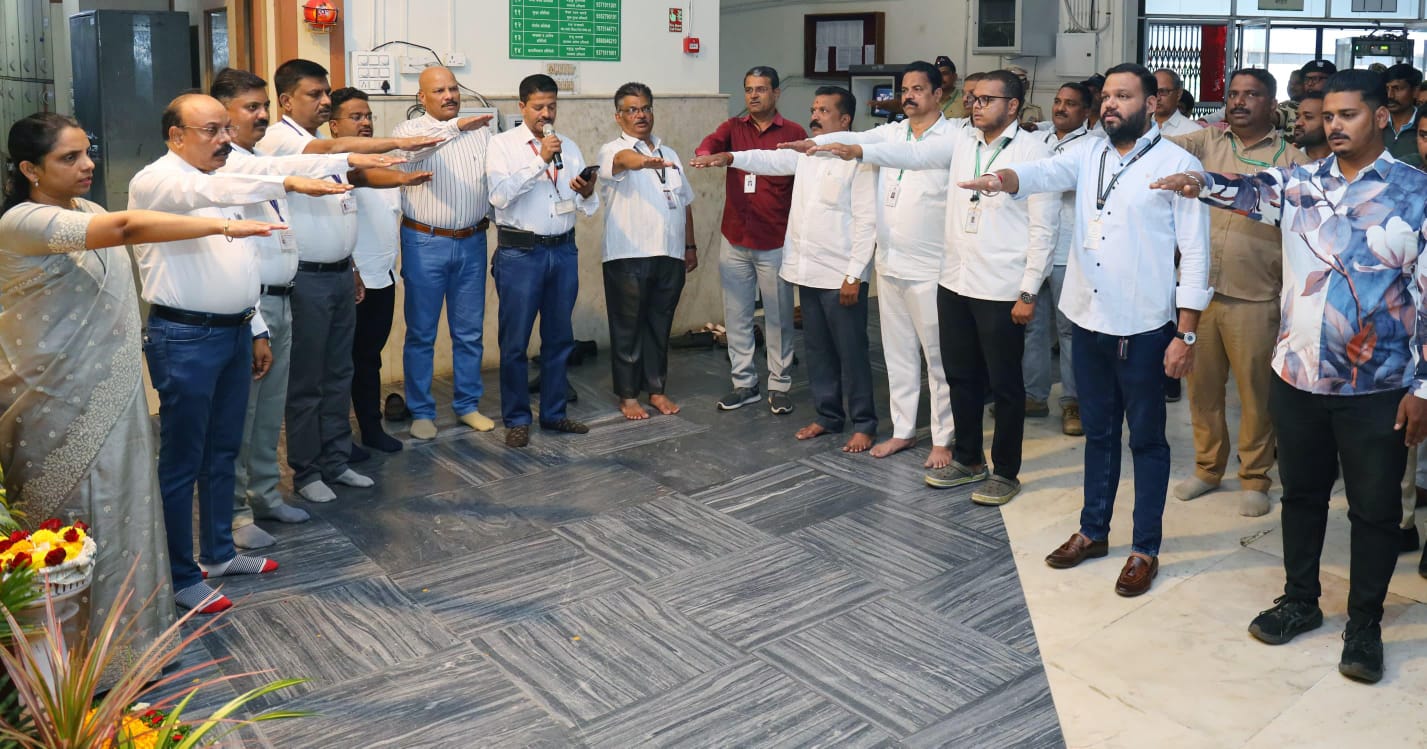 महापालिकेतर्फे संविधान दिनानिमित्त भारतरत्न डॉ. बाबासाहेब आंबेडकर यांना अभिवादन व सामुहिक संविधान प्रास्ताविकेचे वाचन