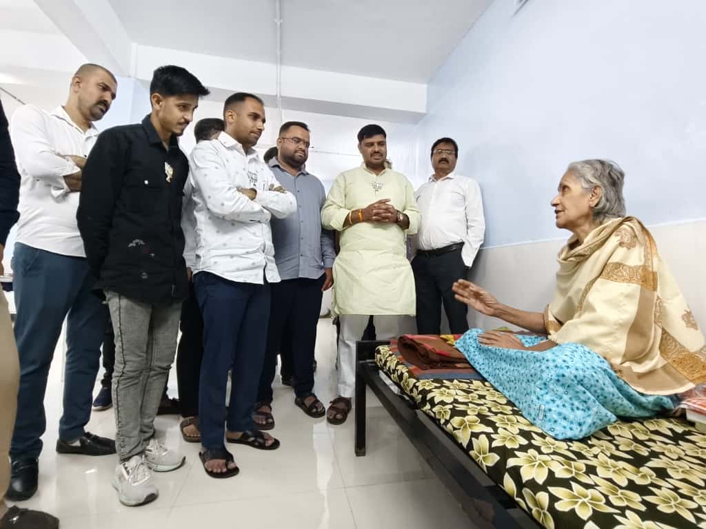 वृद्धाश्रमात ‘रिअल लाईफ रिअल पीपल’तर्फे मोफत नेत्रतपासणी व मोतीबिंदू शिबिर