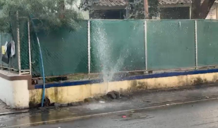 मासुळकर कॉलनीत पाईपलाईन फुटली, हजारो लिटर पाणी रस्त्यावर