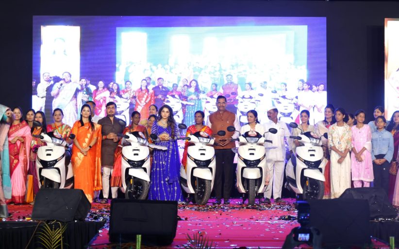 स्नेहा कलाटे आयोजित खेळ रंगला पैठणीचा कार्यक्रमाला महिलांचा उत्स्फूर्त प्रतिसाद; महा 'लकी ड्रॉ'मध्ये बक्षिसांची लयलूट..!