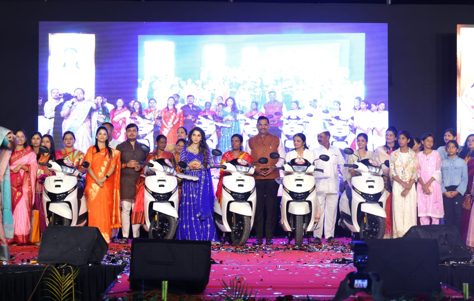 स्नेहा कलाटे आयोजित खेळ रंगला पैठणीचा कार्यक्रमाला महिलांचा उत्स्फूर्त प्रतिसाद; महा 'लकी ड्रॉ'मध्ये बक्षिसांची लयलूट..!