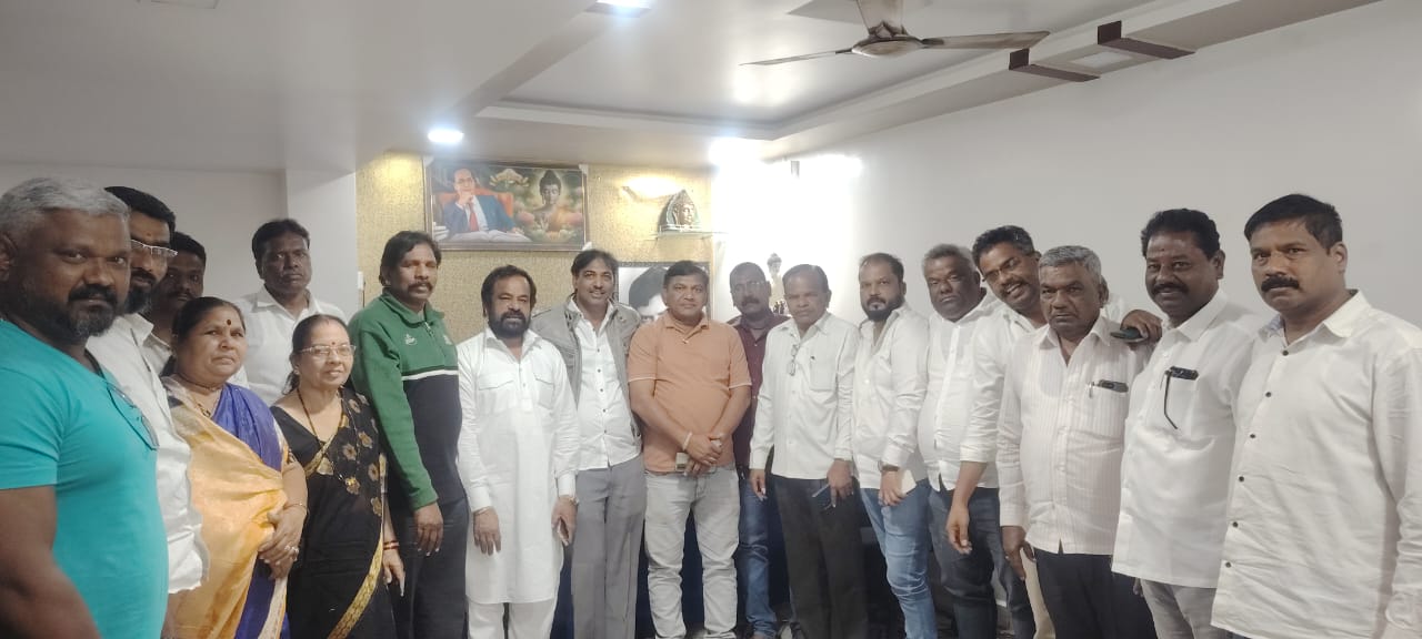 भाजपाने सन्मानजनक जागा न सोडल्यास महायुतीतील इतर पक्षांचा पर्याय खुला; आरपीआय (आठवले) पक्षाच्या प्रमुख पदाधिकाऱ्यांच्या बैठकीत निर्णय