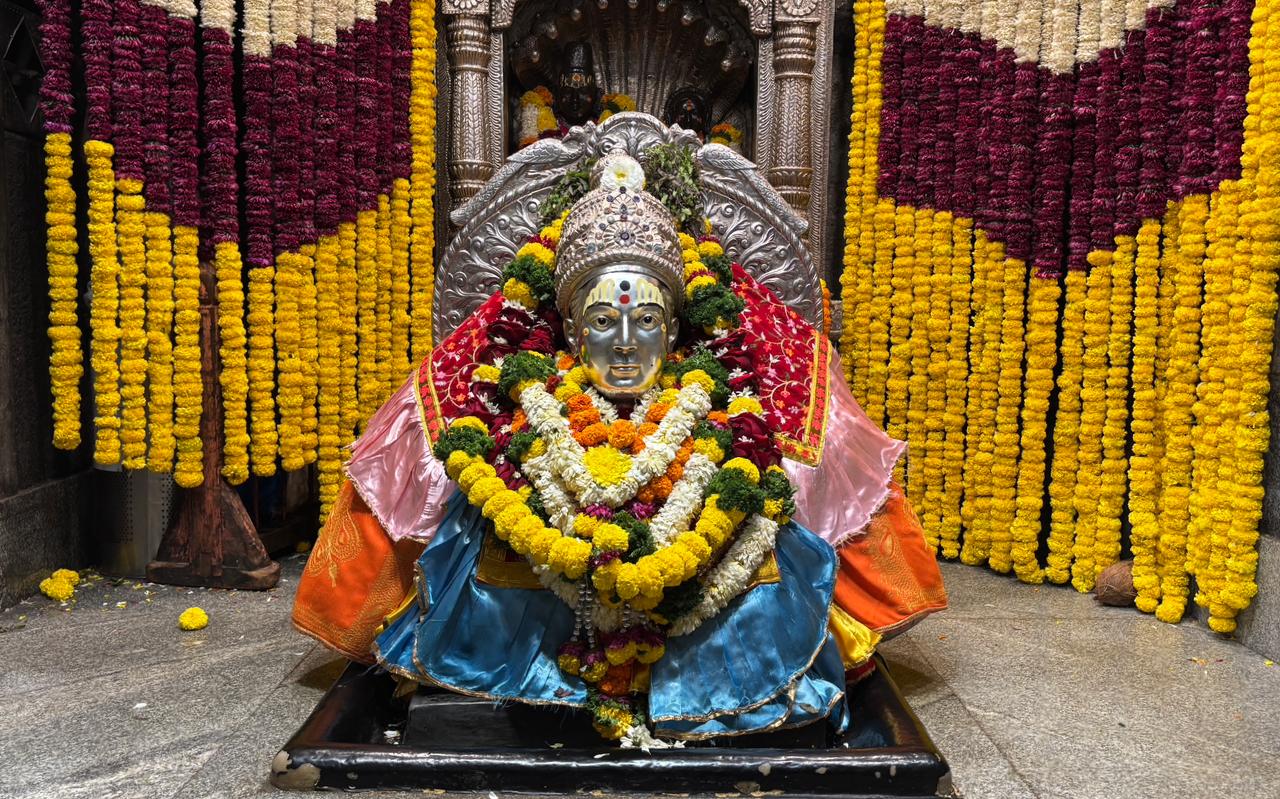 मकर संक्रांती व एकादशीनिमित्त माऊलींच्या संजीवन समाधी मंदिरात भव्य फुलांची सजावट