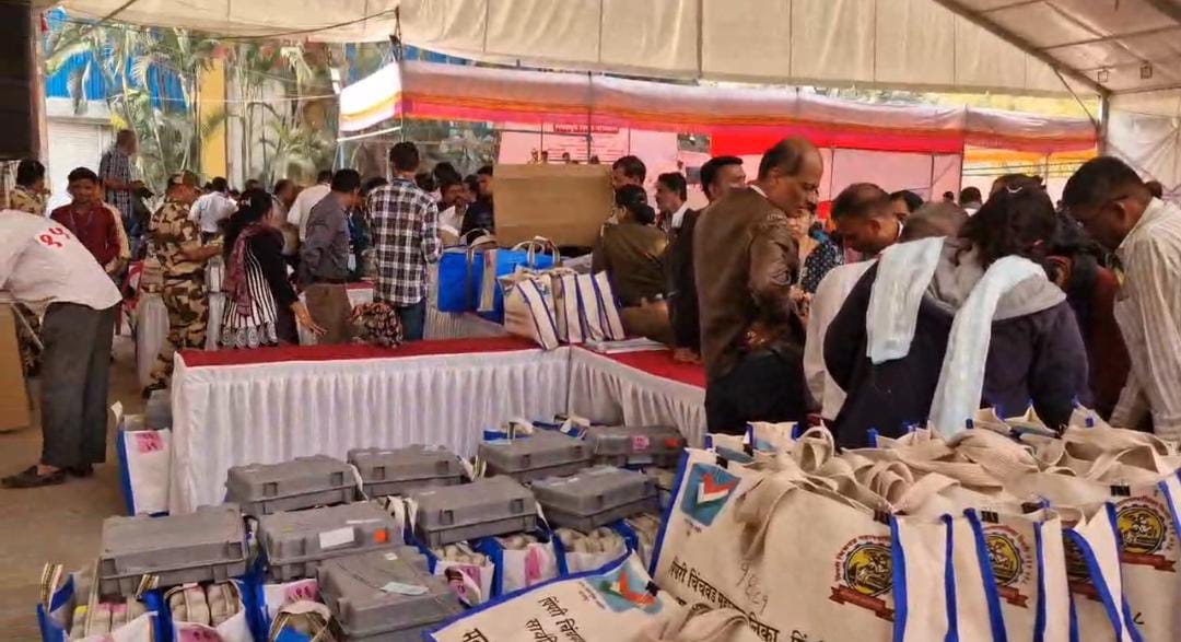 पिंपरी-चिंचवडमध्ये मतदानाची तयारी अंतिम टप्प्यात; ईव्हीएम यंत्रणा मतदान केंद्रांकडे रवाना