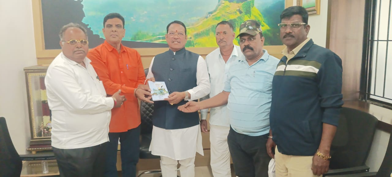 संभाजी बारणे यांच्याकडील शिवचरित्र संग्रह युवा पिढीला मार्गदर्शक - खासदार श्रीरंग बारणे