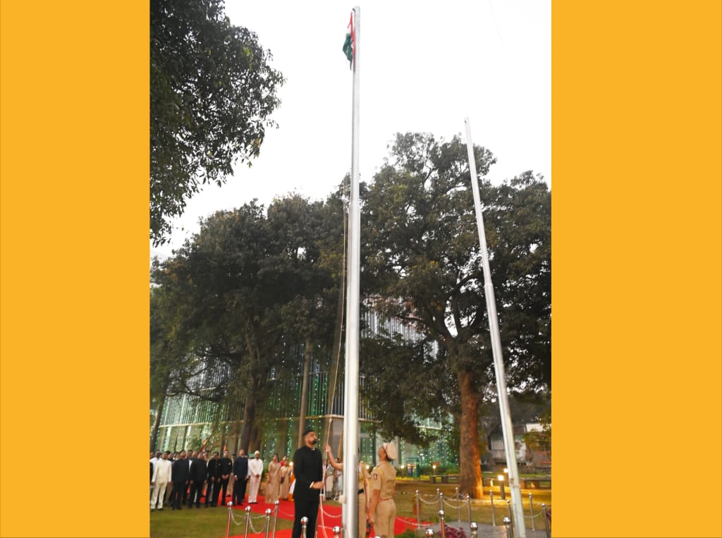 जिल्हाधिकारी जितेंद्र डुडी यांच्याकडून राष्ट्रध्वजास मानवंदना