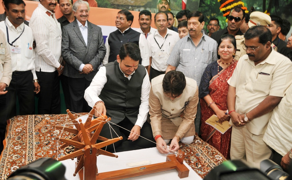 'महाखादी'चा ब्रँड विकसीत करावा - मुख्यमंत्री