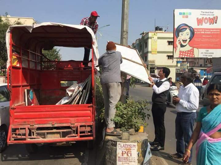नगरसेवक तुषार कामठे यांच्या पुढाकाराने पिंपळे निलख - वाकड रोड 'पोस्टरमुक्त'