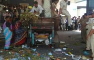 स्वच्छ भारत अभियानाची 'ऐंशी की तैशी'; राष्ट्रवादीच्या नगरसेविकेचे 'कचरा फेको' आंदोलन