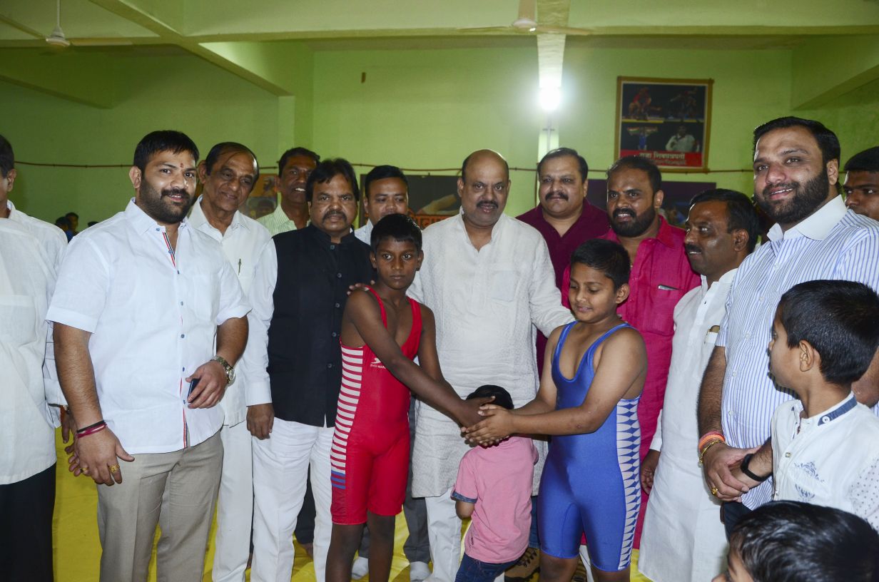 कुस्ती शौकिनांसाठी आकुर्डीत आमदार फंडातून ५ लाखाची मॅट प्रदान