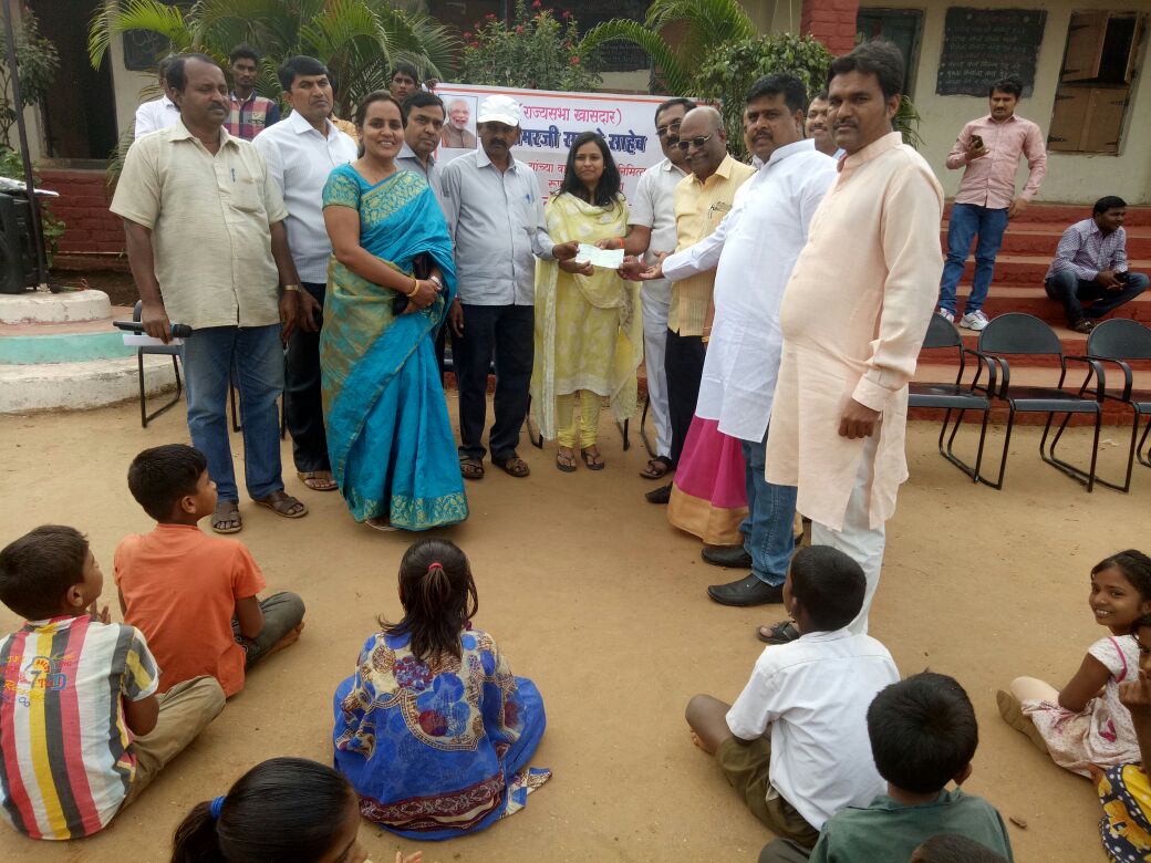 विविध सामाजिक उपक्रमांच्या माध्यमातून खासदार अमर साबळे यांचा वाढदिवस उत्साहात साजरा