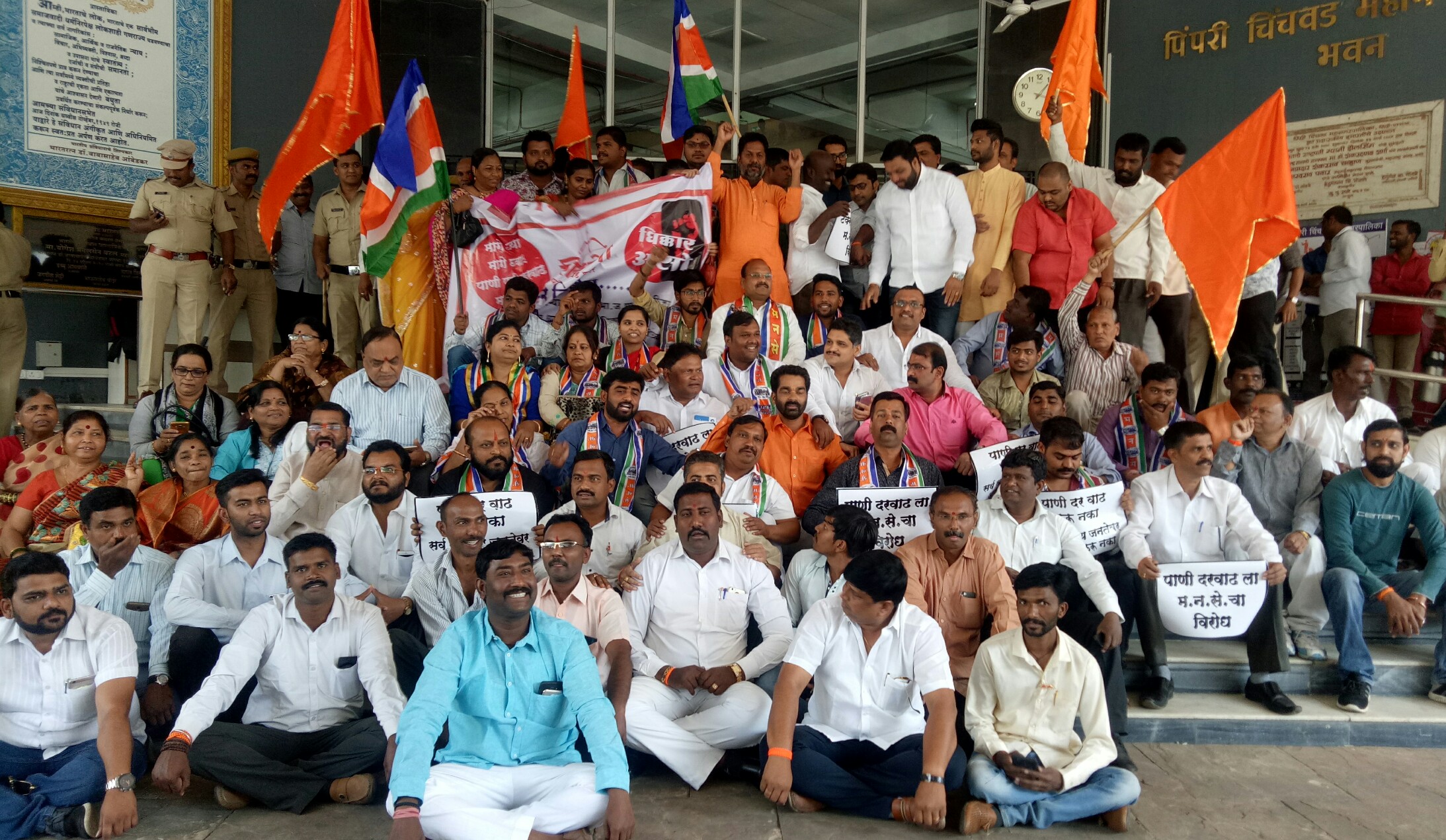 पाणी दरवाढी विरोधात महापालिकेत विरोधकांचे आंदोलन