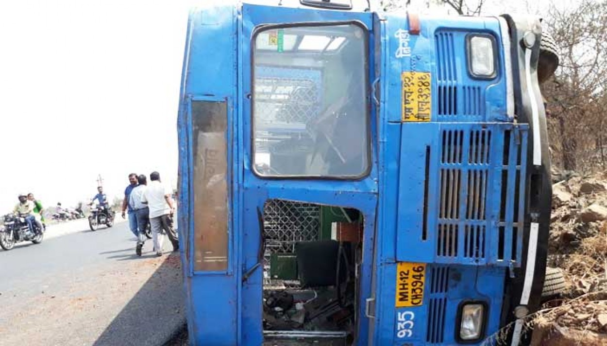 चालकाला भोवळ आल्याने पीएमपी बस पलटी