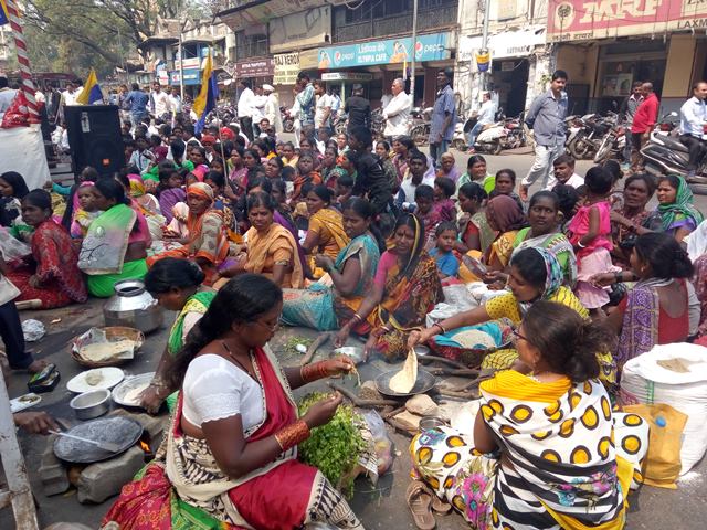 पुणे पालिकेसमोर घरांच्या मागणीसाठी स्वयंपाक करत आंदोलन