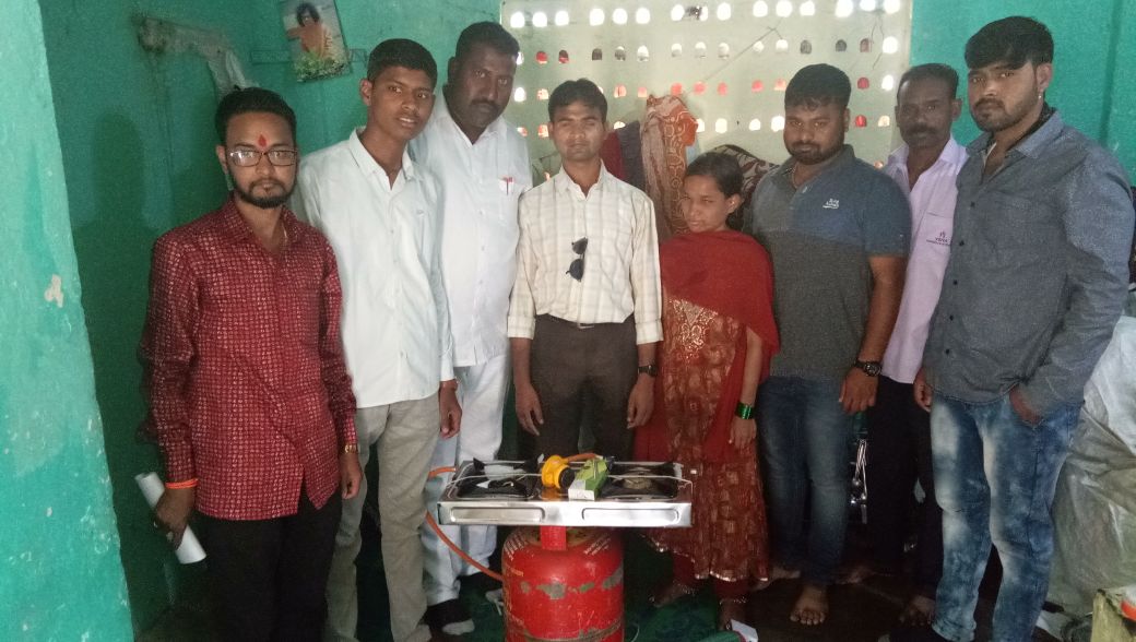 अंध नवदांपत्यांला संसारोपयोगी साहित्य देऊन अनोख्या पद्धतीने महिला दिन साजरा