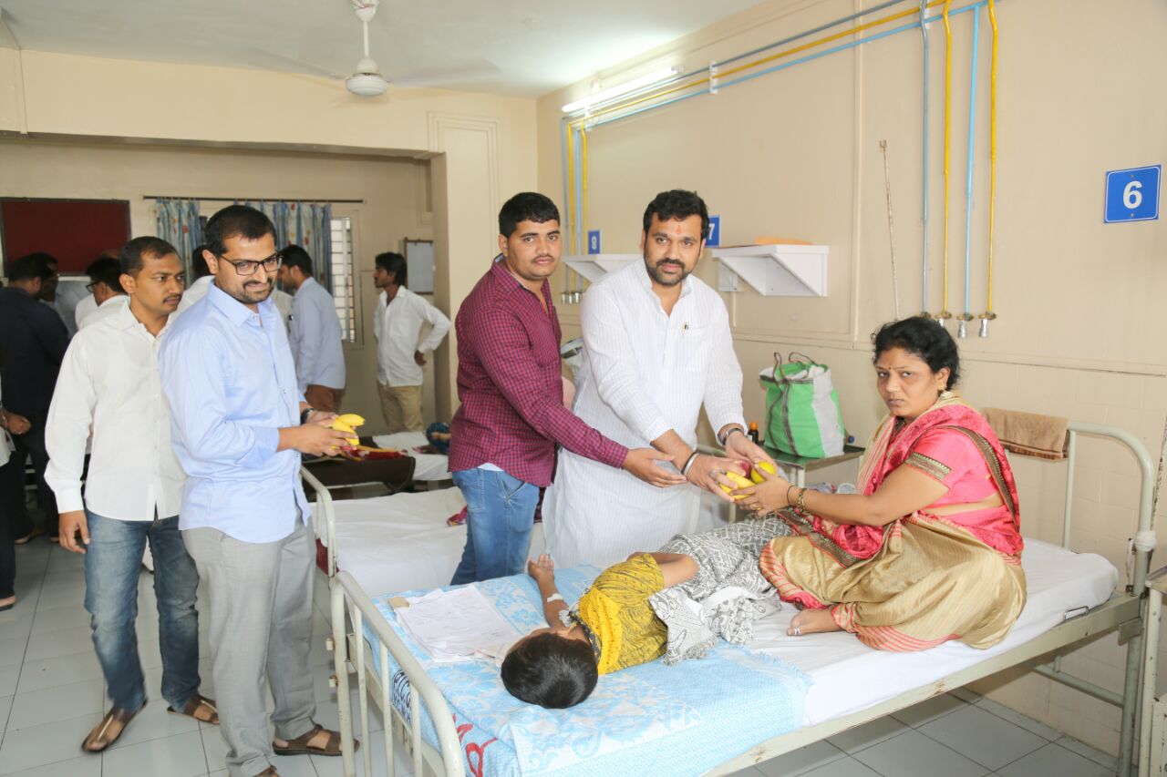 नगरसेवक विक्रांत लांडे यांच्या वाढदिवसानिमित्त रूग्णांना फळे वाटप