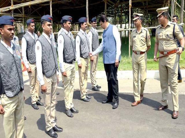 रणरणत्या उन्हात 'हे' जॅकेट पोलिसांना ठेवणार गारेगार, राज्यात पहिलाच प्रयोग